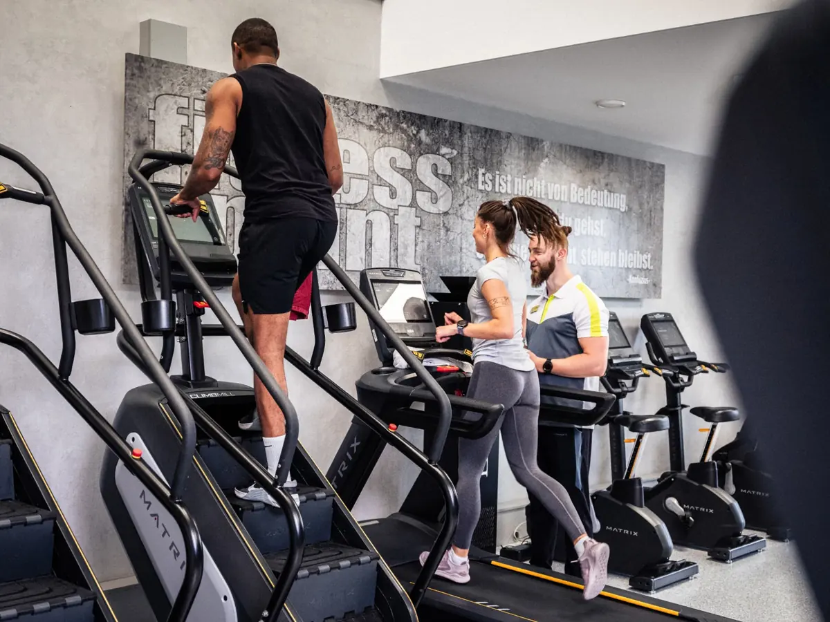Mitglieder trainieren an Laufband und Climbmill im Fitness-Point Gerstetten