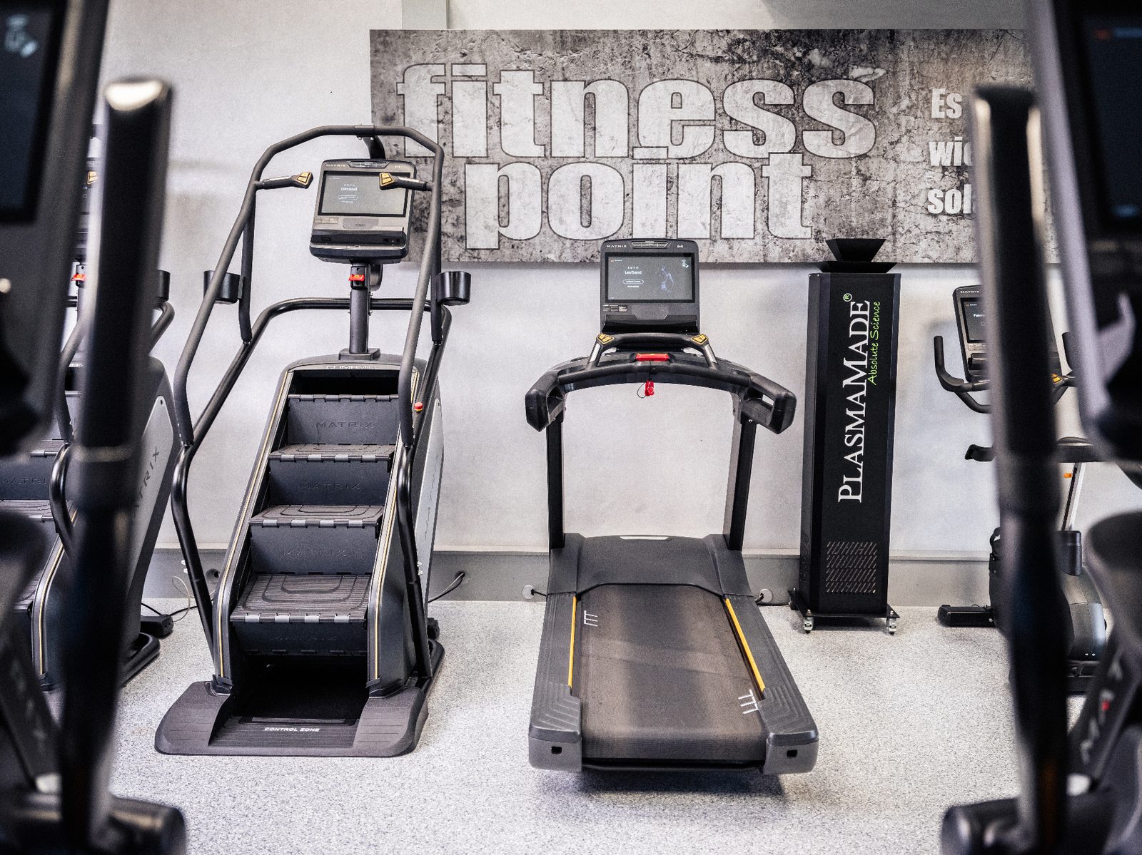 Cardio-Bereich mit Laufband und Stairclimber